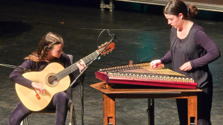 Wenn Gitarre auf Hackbrett trifft: Weihnachtskonzert f�r Senioren